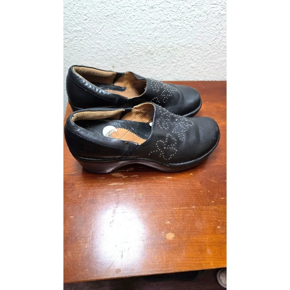Ariat‎ Women's Black Leather Wedge Slip-On Shoes Studded Floral Design Size 9.5M
